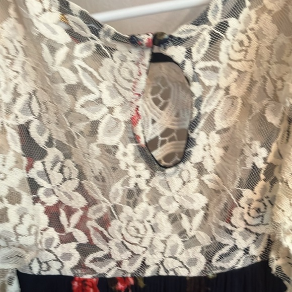 Medium dress with flutter sleeves and cute keyhole back. - Picture 4 of 7